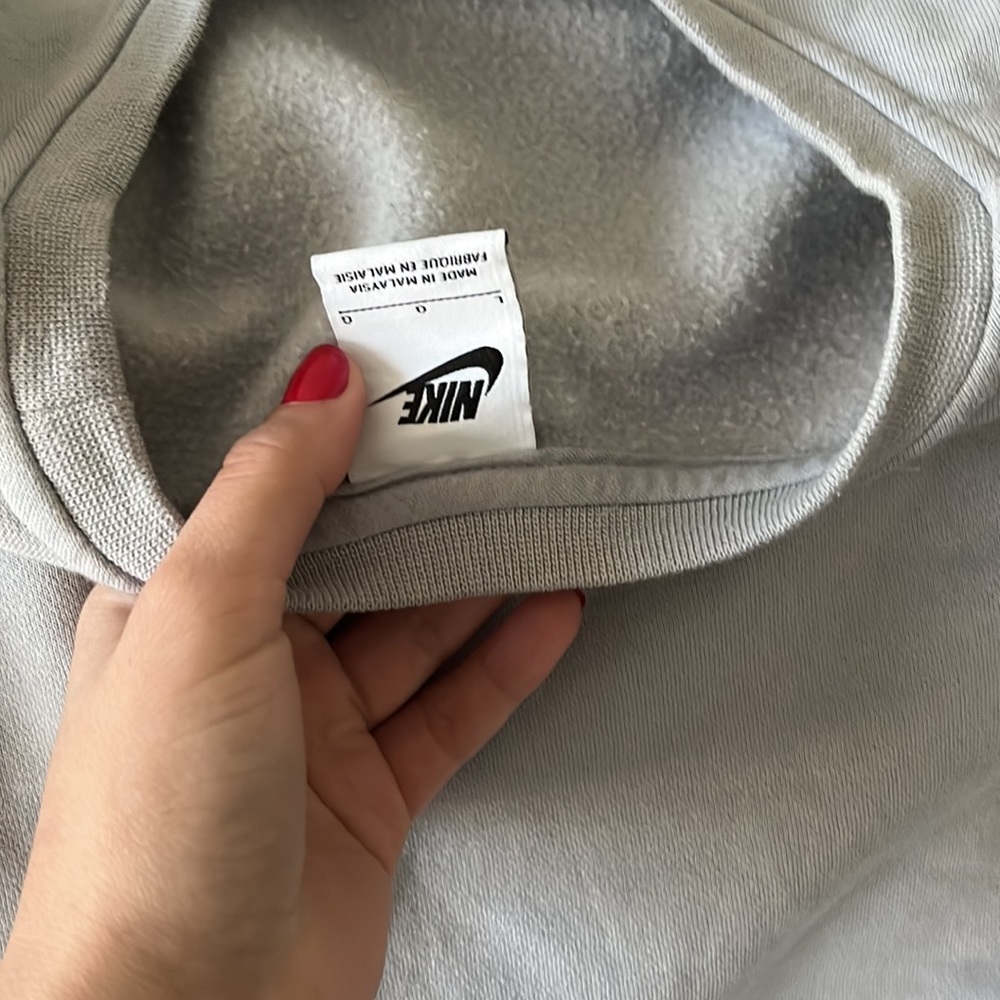 little used new nike sweater - Picture 3 of 3